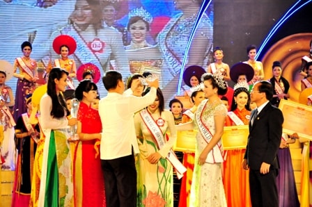 Trao vương miệng cho tân Hoa hậu các Dân tộc Việt Nam 2013 - thí sinh Nguyễn Thị Ngọc Anh