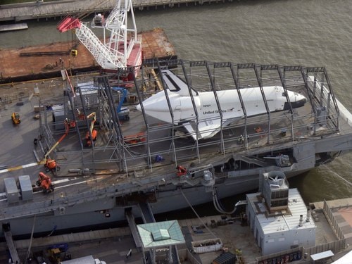 Tàu con thoi Enterprise được bảo vệ bên trên bảo tàng biển, hàng không và vũ trụ Intrepid. (Ảnh: Space) (Link ảnh : http://www.space.com/21001-space-shuttle-enterprise-nyc-exhibit.html)