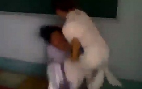 Nữ sinh lao vào ẩu đả cho tới khi bạn bè can ngăn. (ảnh cắt từ clip)