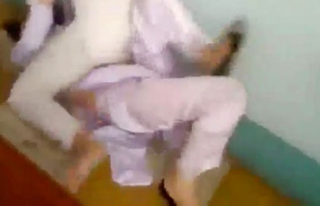 Thêm clip nữ sinh đánh nhau, dân mạng thêm đau lòng. (ảnh cắt từ clip)