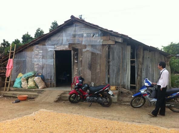 Ông Vi Quốc Chấn đã dỡ ngôi nhà gỗ trắc bán cho thương lái  và chuẩn bị làm nhà mới.