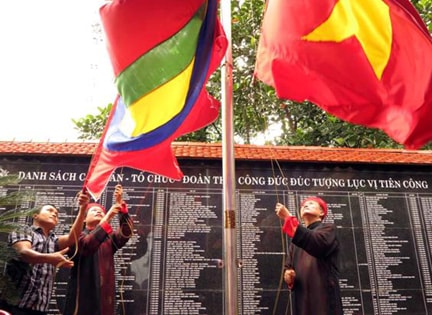 Lãnh đạo quận Đồ Sơn hạ cờ, kết thúc lễ hội chọi trâu Đồ Sơn 2013 tại đền Nghè