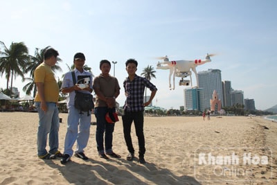Nhóm anh Phong chơi flycam tại bờ biển Nha Trang.