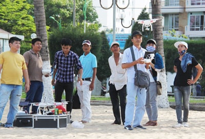 Nhóm anh Phong, Huy và Cường biểu diễn flycam tại bờ biển.