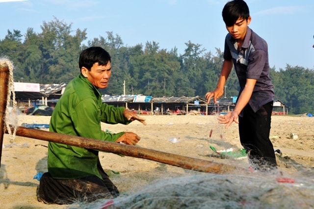 Ngư dân có thể dùng lưới hoặc dùng câu để đánh bắt cá trú ẩn quanh 