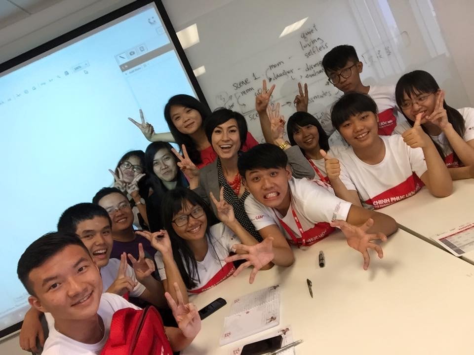 Kathy Uyên dạy trẻ em làm phim. Ảnh: A.N