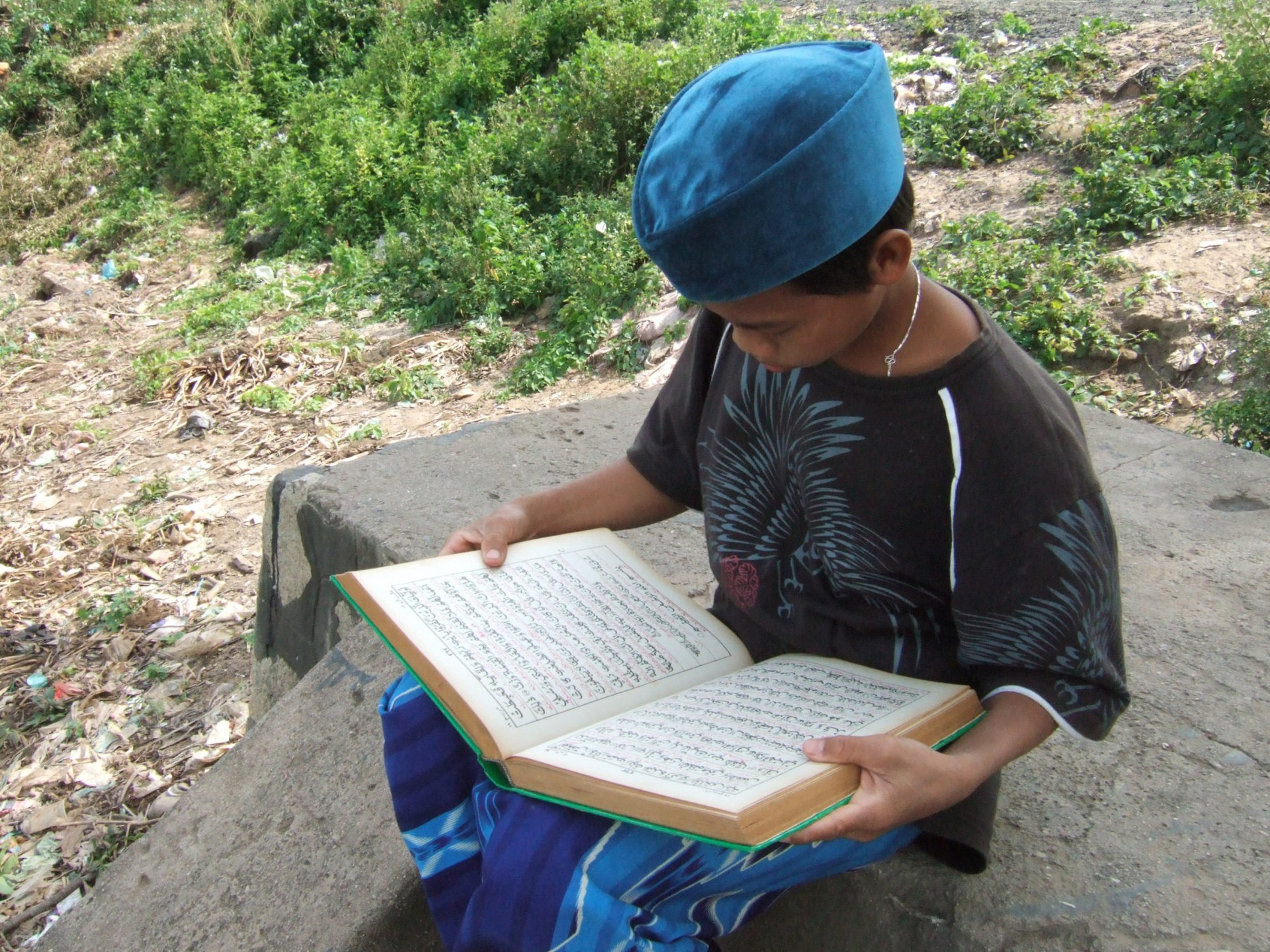 Trẻ em làng Chăm từ nhỏ học ngôn ngữ Chăm - Ảnh: T.tâm