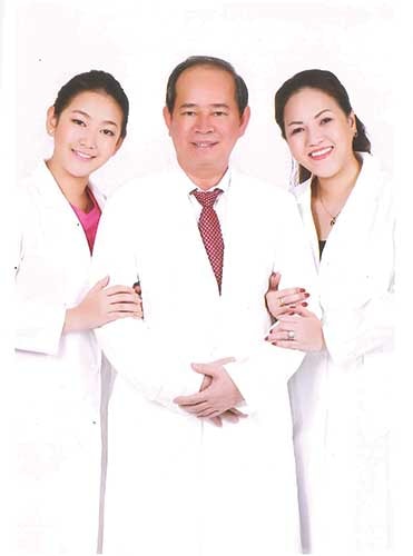 Gia đình Bác sĩ Lê Văn Sẽ (từ trái sang: con út, bác sĩ Sẽ, phu nhân bác sĩ Sẽ)