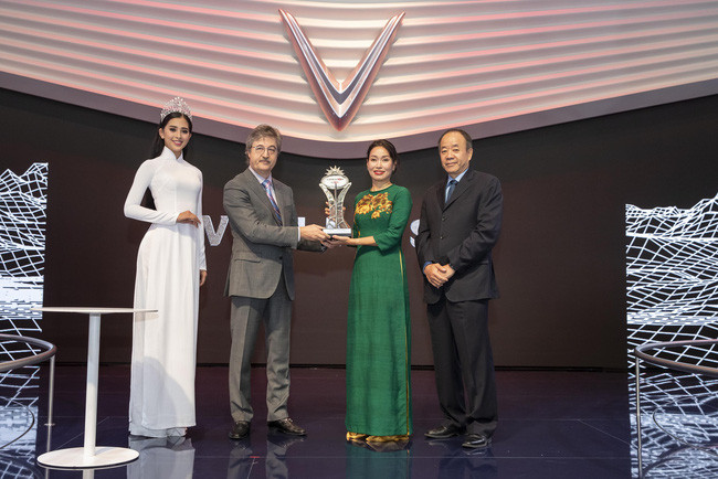 VinFast được vinh danh giải thưởng “Ngôi sao mới” tại Paris Motor Show 2018 - Ảnh 1.