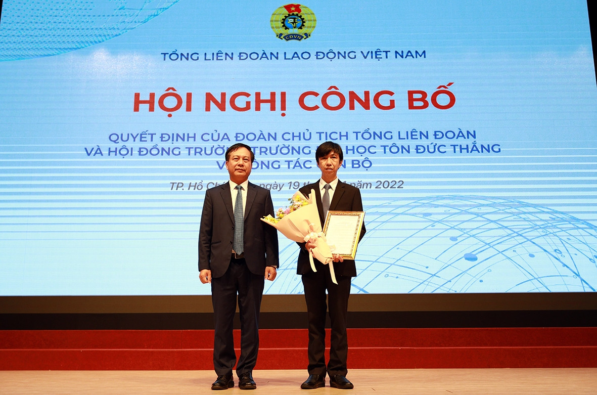 Ông Vũ Minh Đức - Chủ tịch Hội đồng trường Trường ĐH Tôn Đức Thắng trao Quyết định bổ nhiệm Phó Hiệu trưởng đối với Tiến sĩ Võ Hoàng Duy.