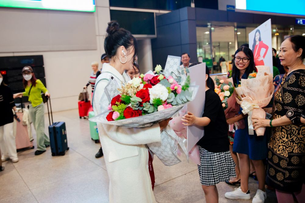 Hoa hậu Hòa bình Thùy Tiên được báo Hàn khen ngợi