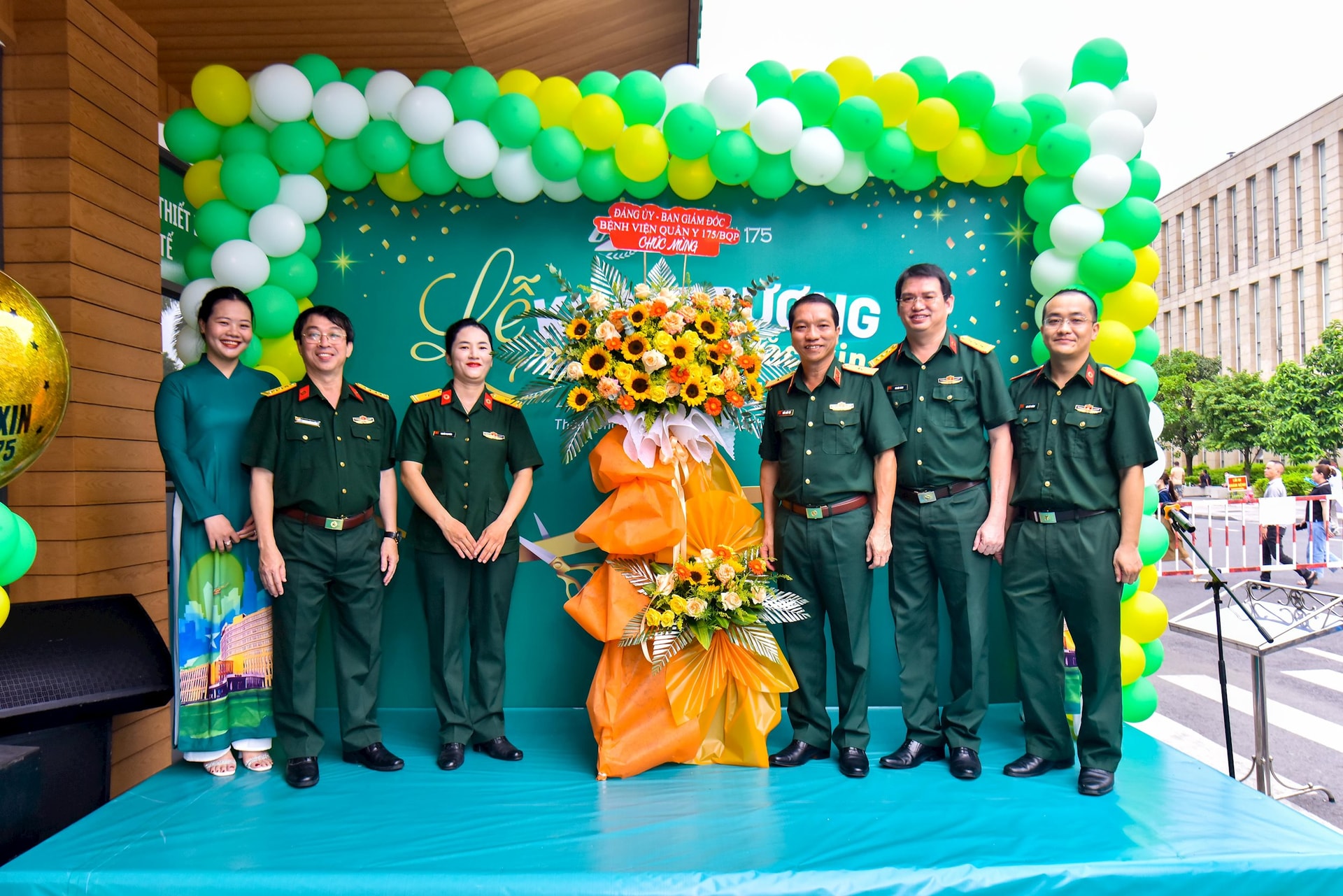 2.-ban-giam-doc-tang-hoa-chuc-mung-khai-truong-phong-tiem-vac-xin-benh-vien-quan-y-175.jpg