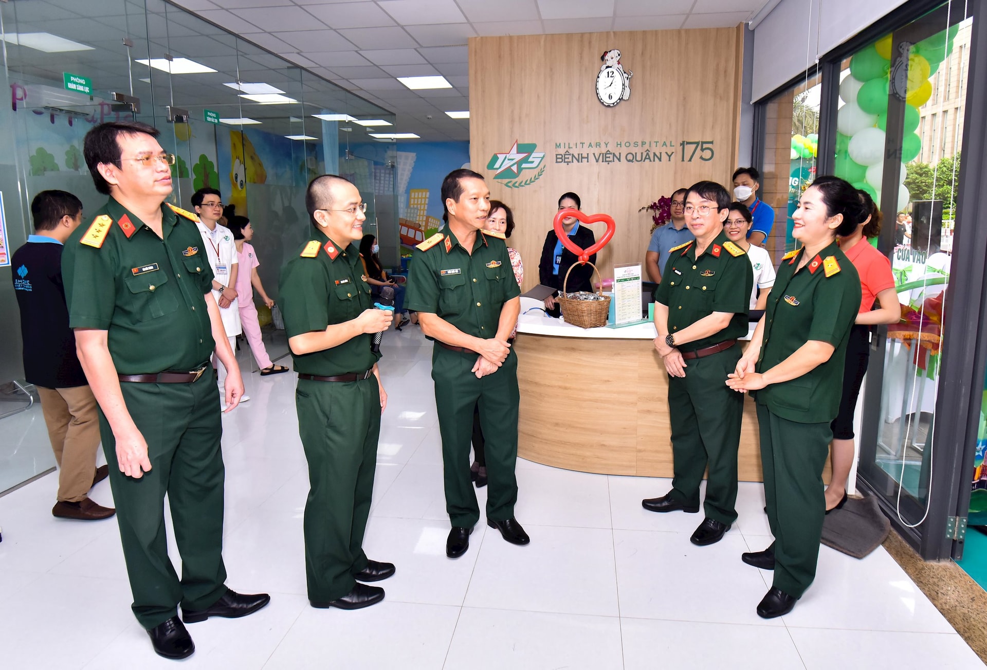 4.-thieu-ta-bui-duc-thang-phu-trach-pho-chu-nhiem-khoa-nhi-gioi-thieu-nhung-uu-diem-noi-bat-cua-phong-tiem.jpg