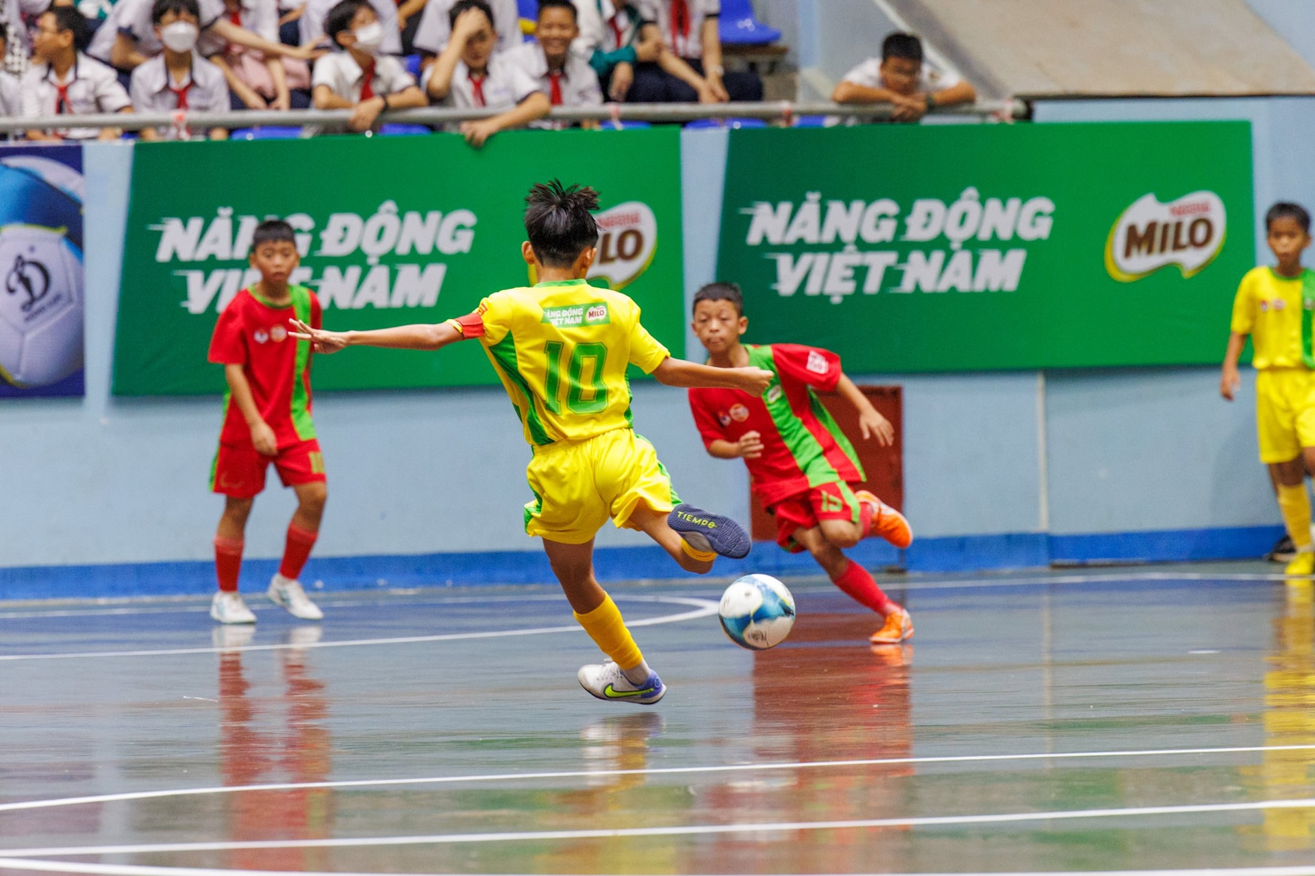 thong-qua-giai-dau-nhieu-tai-nang-the-thao-tre-da-duoc-dao-tao-va-bo-sung-vao-luc-luong-doi-tuyen-quoc-gia-gop-phan-vao-su-phat-trien-cua-bong-da-viet-nam-va-nen-the-thao-nuoc-nha.jpg