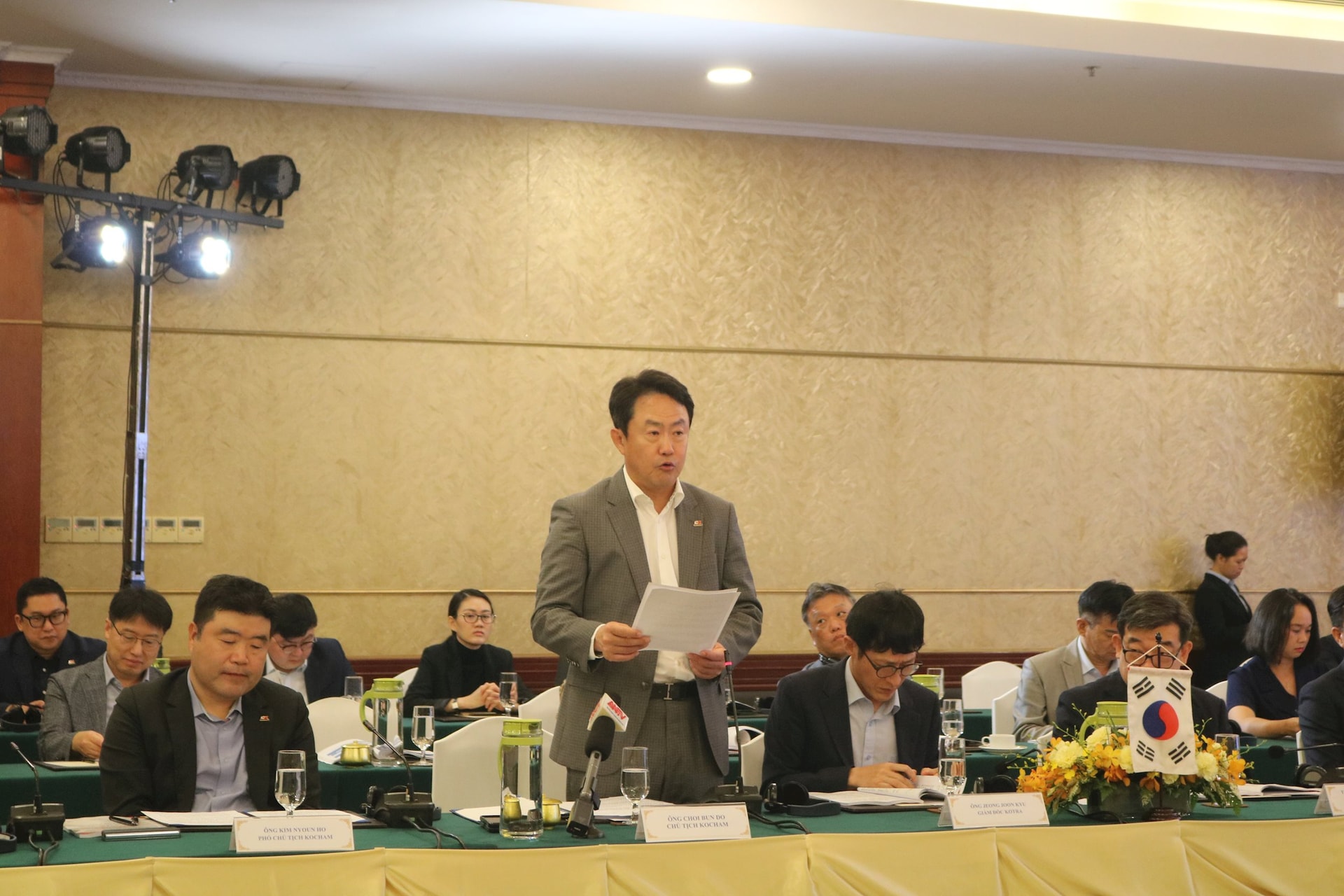 anh-2-ong-choi-bundo-chu-tich-hiep-hoi-doanh-nghiep-han-quoc-kocham-phat-bieu-tai-hoi-nghi.jpg