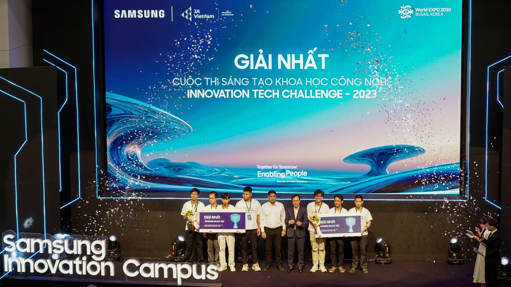 ong-choi-joo-ho-trao-giai-cho-2-doi-thi-dat-giai-nhat-cuoc-thi-sang-tao-khoa-hoc-cong-nghe-innovation-tech-challenge-2023.jpg