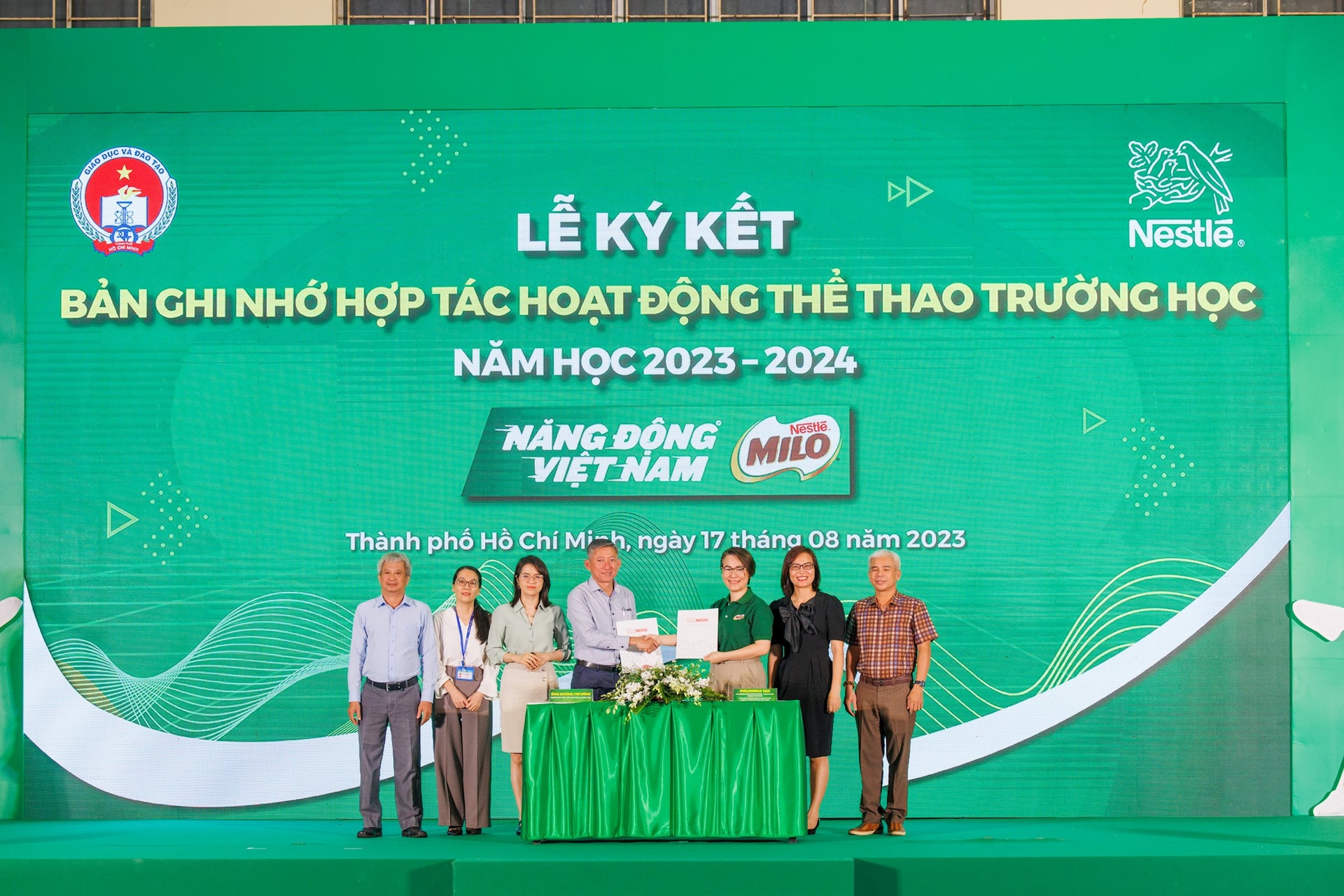 hinh-anh-bat-buoc-co-trong-bai-cong-ty-nestle-viet-nam-nhan-hang-nestle-milo-va-so-giao-duc-va-dao-tao-tp.hcm-ky-ket-thoa-thuan-hop-tac-cho-nam-hoc-2023-2024.jpg