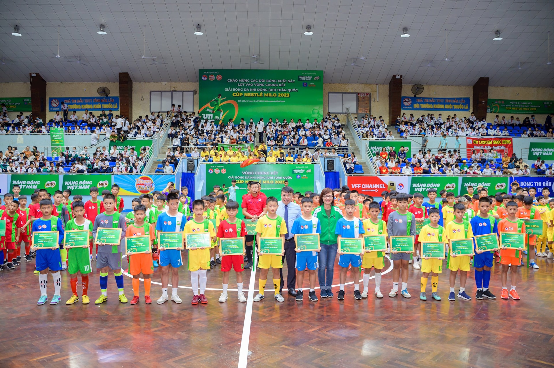 trong-khuon-kho-giai-bong-da-nhi-dong-u11-toan-quoc-nestle-milo-da-trao-tang-16-suat-hoc-bong-co-chi-thi-nen-cho-16-em-cau-thu-no-luc-vuot-qua-kho-khan-cua-ban-than.jpg