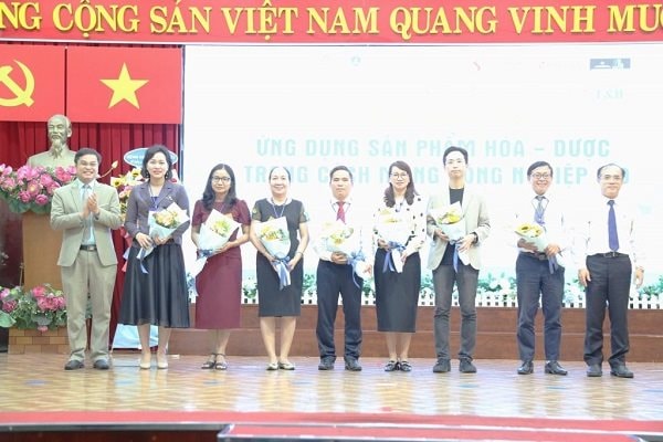 hoi-dong-khoa-hoc-tham-dinh-bai-tham-luan.jpg
