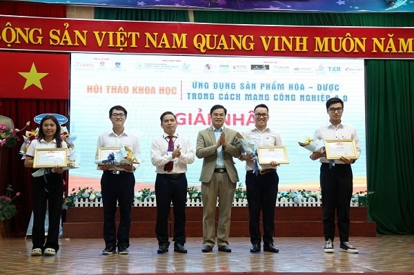 nhom-tac-gia-dat-giai-nhat.jpg
