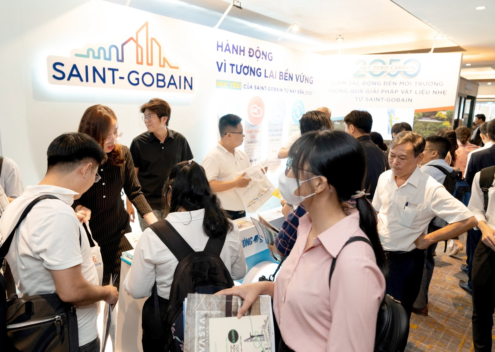 khach-hang-tim-hieu-giai-phap-vat-lieu-cua-saint-gobain-vn.jpg