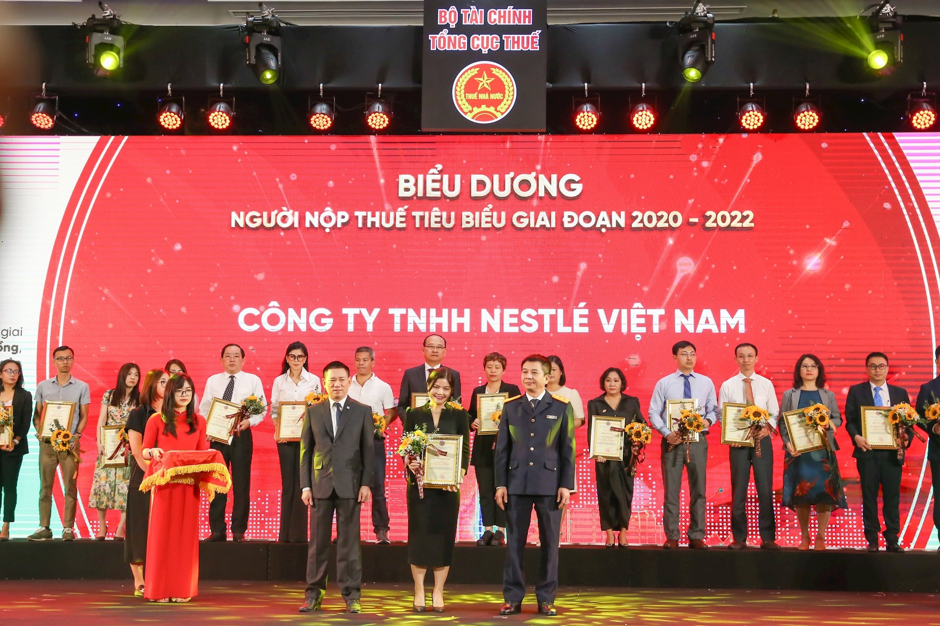 nestle-viet-nam-duoc-nhan-bang-khen-tu-bo-tai-chinh-nho-nhung-dong-gop-cho-kinh-te-xa-hoi-va-ngan-sach-nha-nuoc..jpg
