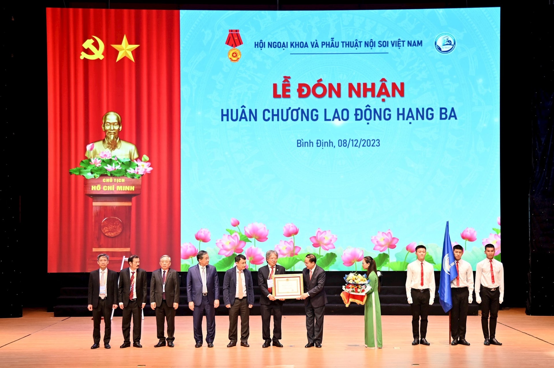 thu-truong-bo-noi-vu-vu-chien-thang-trao-huan-chuong-lao-dong-hang-ba-cho-hoi-ngoai-khoa-va-phau-thuat-noi-soi-viet-nam.jpg