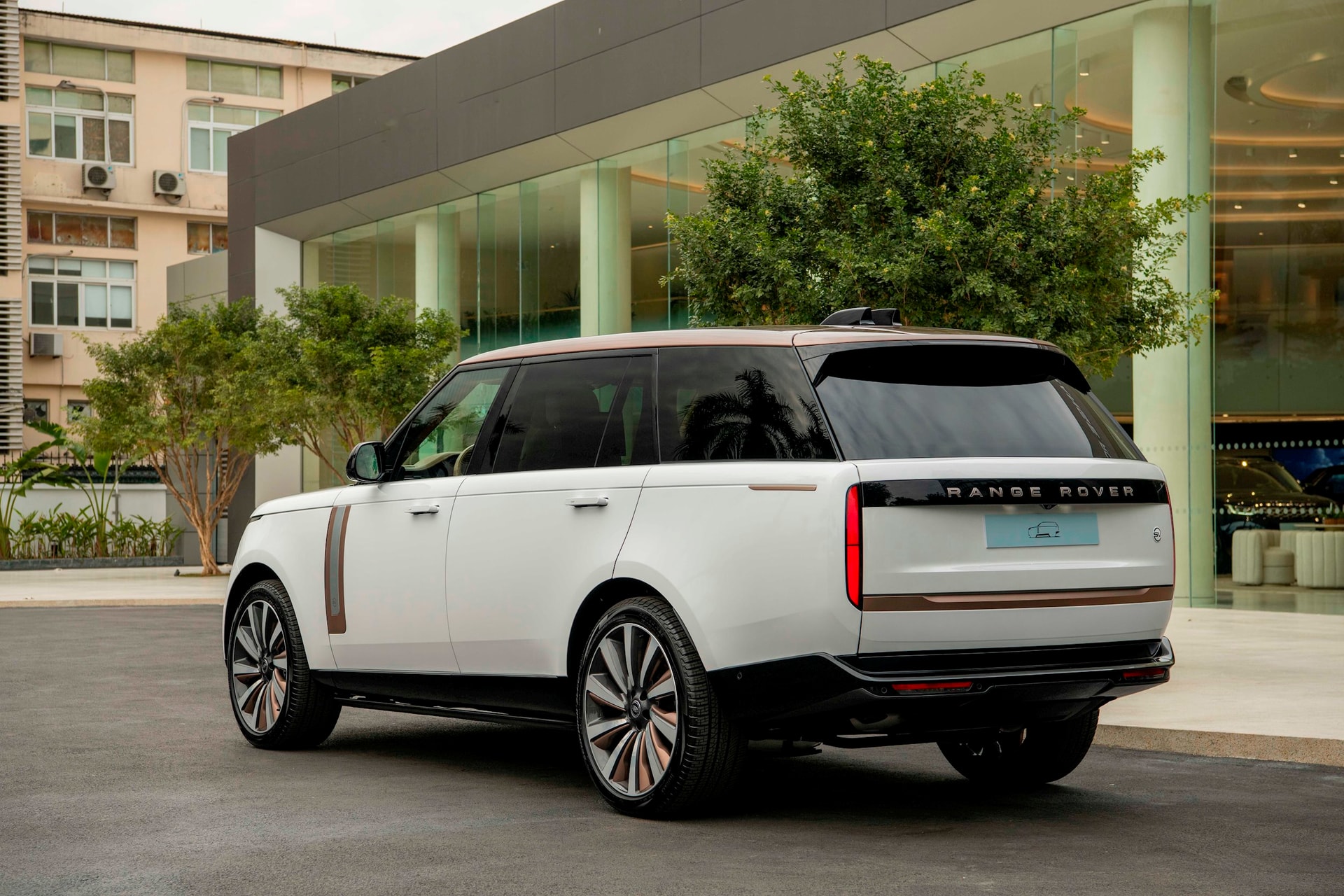 range-rover-sv-2.jpg