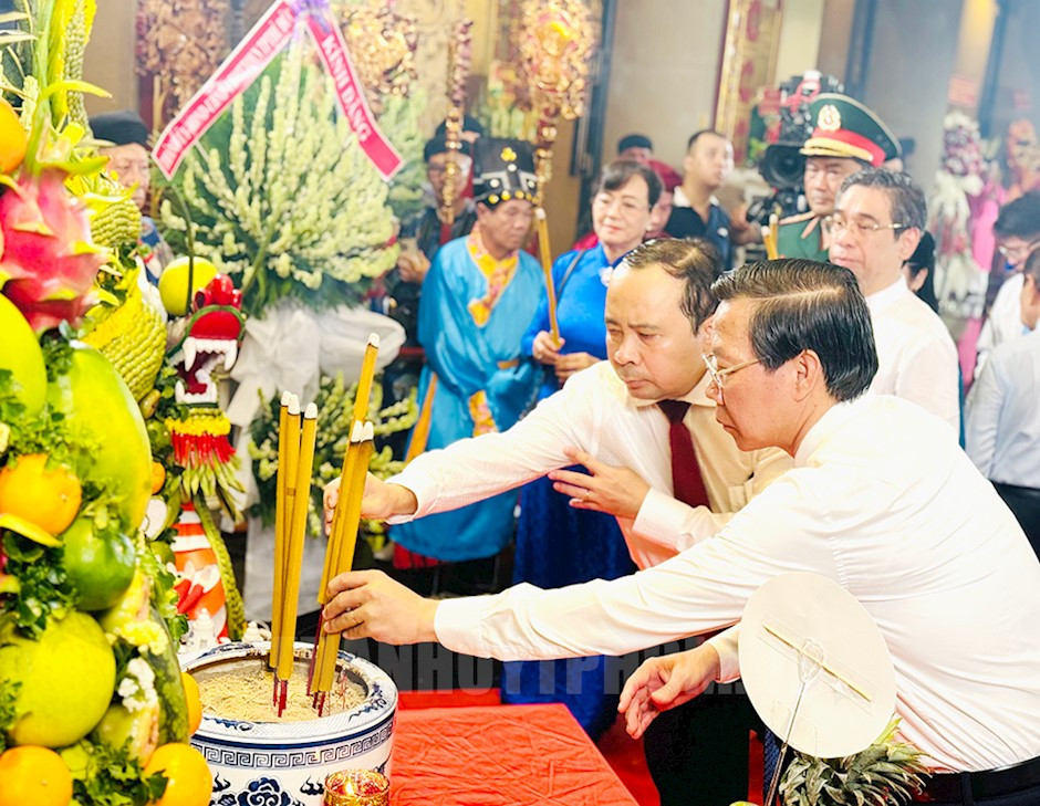 Đồng chí Phan Văn Mãi và đồng chí Vũ Hải Quân dâng hương tưởng niệm các Vua Hùng tại Khu tưởng niệm các Vua Hùng, Công viên Lịch sử - Văn hóa dân tộc TP.HCM.