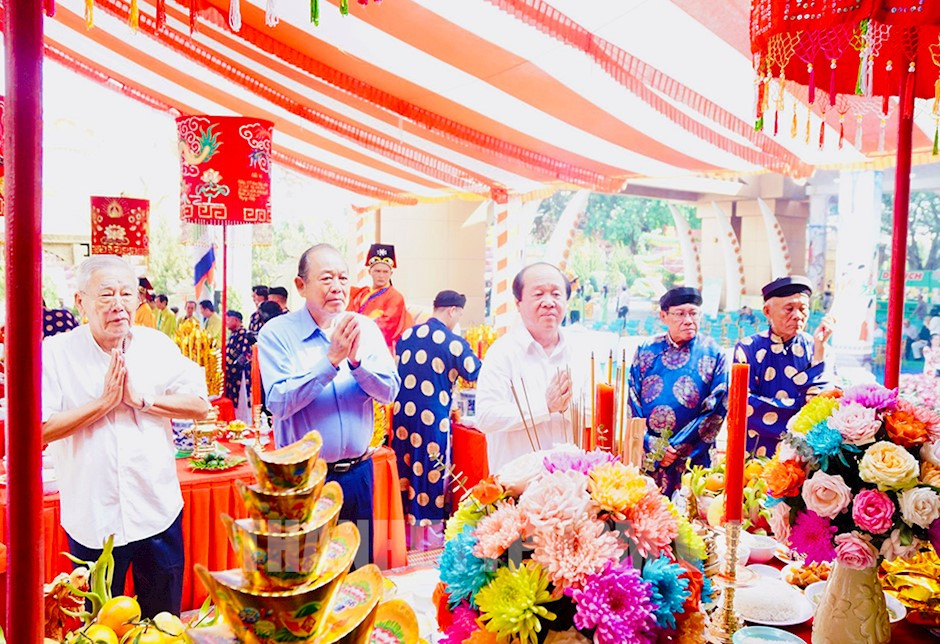 Nguyên Ủy viên Bộ Chính trị, nguyên Phó Thủ tướng Thường trực Chính phủ Trương Hòa Bình dâng hương tưởng niệm các Vua Hùng tại Khu du lịch Suối Tiên.