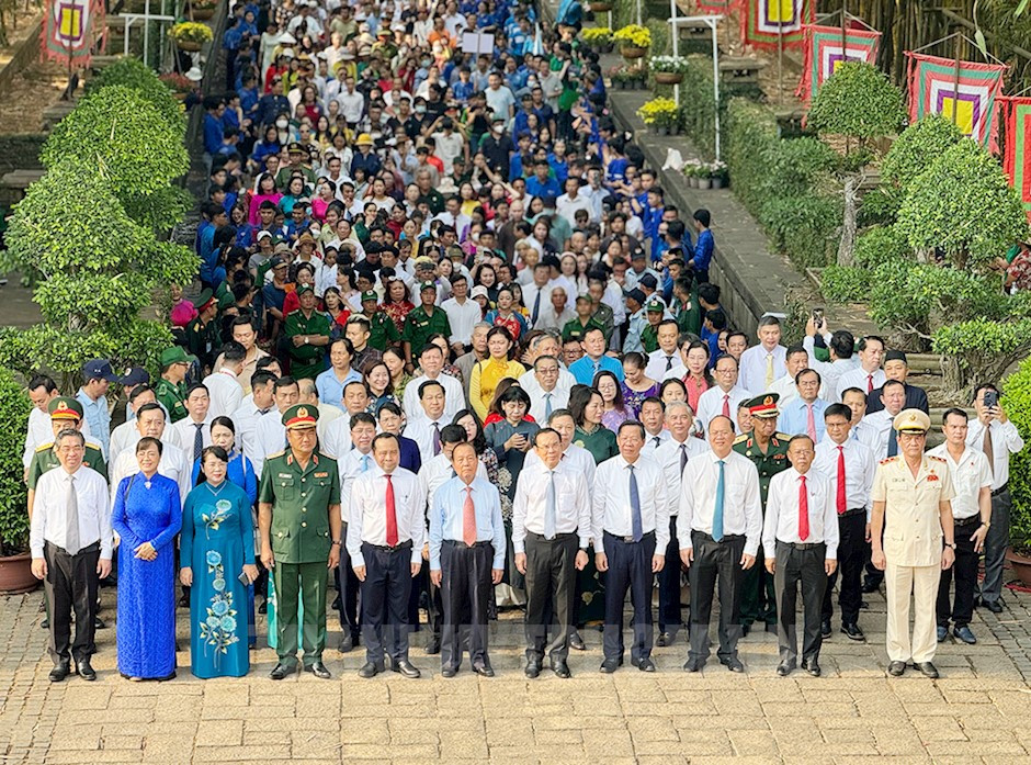 Đồng chí Nguyễn Văn Nên cùng các đại biểu thực hiện nghi thức diễu hành rước lễ dâng bánh chưng, bánh dày lên Quốc tổ Hùng Vương.