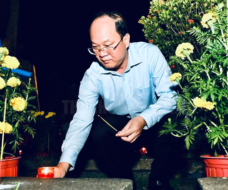 Đồng chí Nguyễn Hồ Hải thắp nến tri ân tưởng niệm các anh hùng liệt sĩ tại nghĩa trang liệt sĩ TP.HCM.