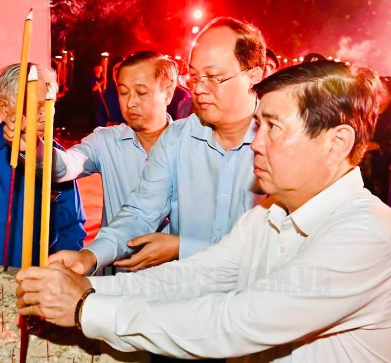 Đồng chí Nguyễn Hồ Hải cùng các đại biểu thực hiện nghi thức dâng hương tưởng niệm các anh hùng liệt sĩ tại Nghĩa trang liệt sĩ TP.HCM.
