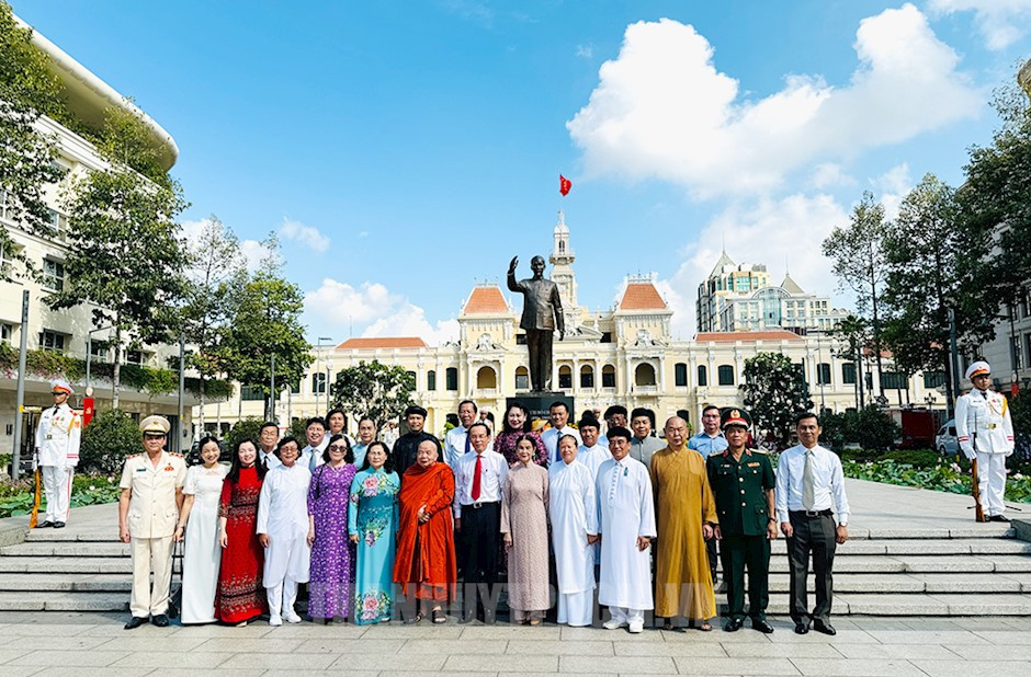 Các đại biểu chụp hình lưu niệm tại Công viên Tượng đài Chủ tịch Hồ Chí Minh.