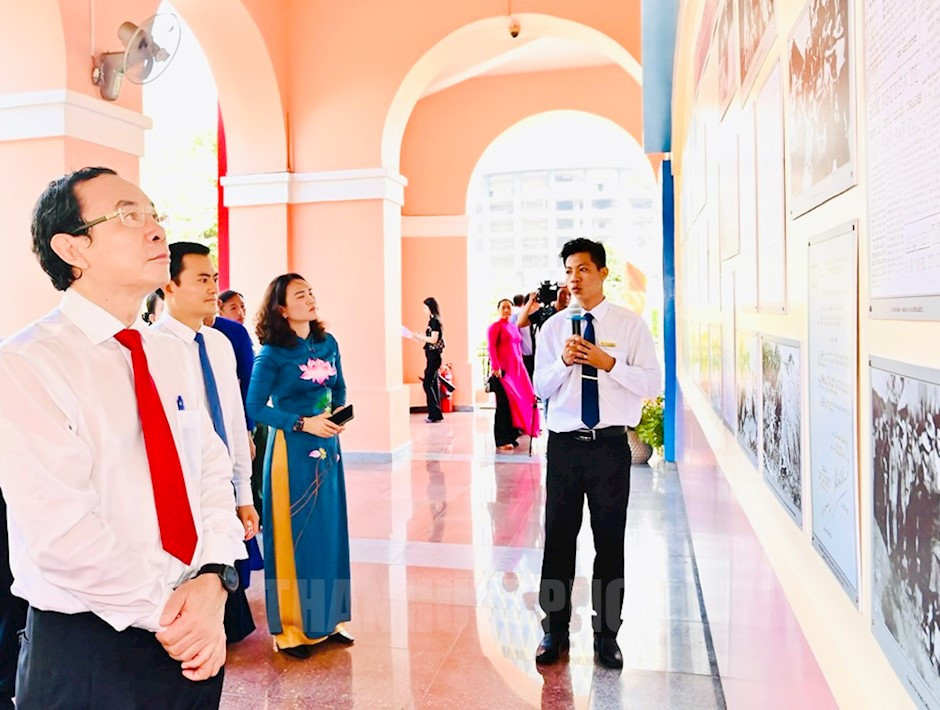 Bí thư Thành ủy TP.HCM Nguyễn Văn Nên tham quan trưng bày hình ảnh triển lãm tại Bảo tàng Hồ Chí Minh - Chi nhánh TP.HCM. 
