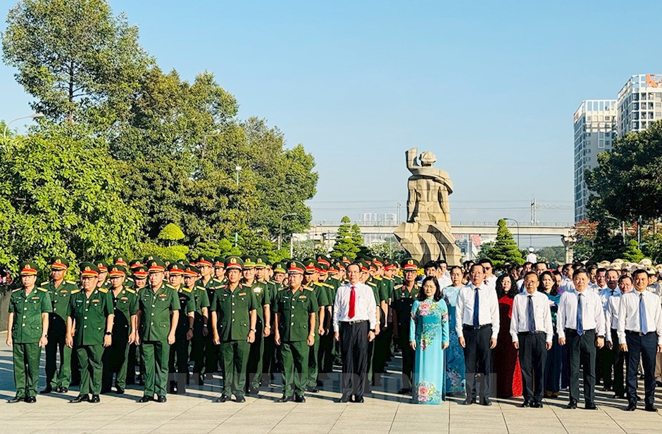 Bí thư Thành ủy TP.HCM Nguyễn Văn Nên cùng các đại biểu dâng hương tưởng niệm các anh hùng liệt sĩ.