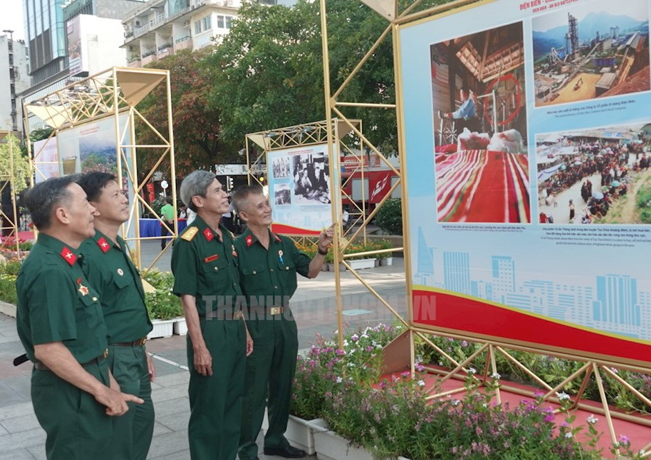 Cựu chiến binh tham quan triển lãm