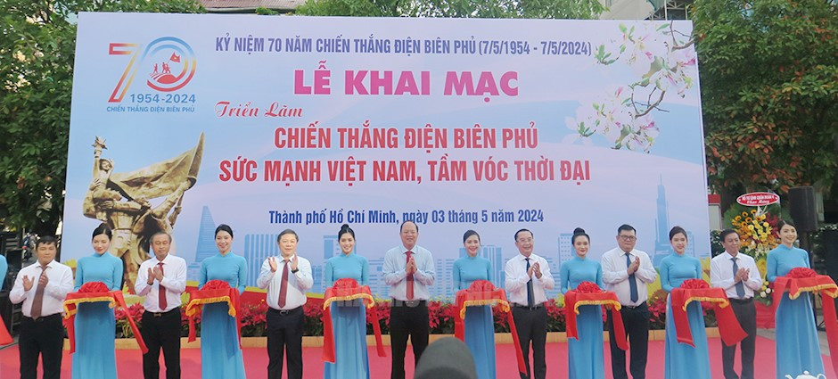 Các đại biểu cắt băng khai mạc triển lãm