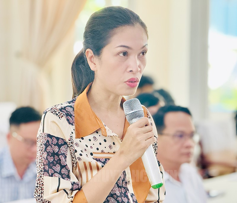 Cử tri Nguyễn Thị Đoan Trang phát biểu tại buổi tiếp xúc cử tri.