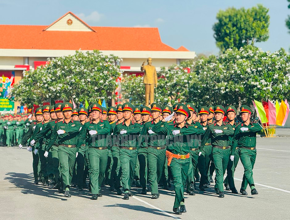 Lực lượng vũ trang TP diễu hành qua lễ đài