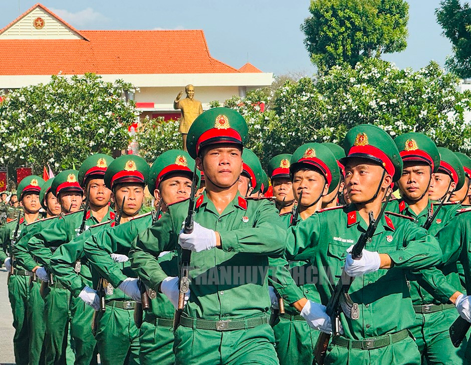 Lực lượng vũ trang TP diễu hành qua lễ đài.