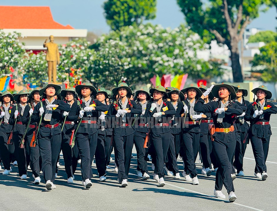 Lực lượng dân quân nữ diễu hành qua lễ đài