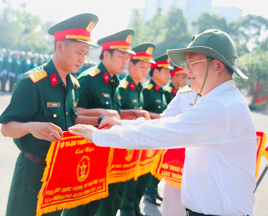 Đồng chí Nguyễn Hồ Hải trao cờ lưu niệm cho các đơn vị tham gia hội thi, hội thao