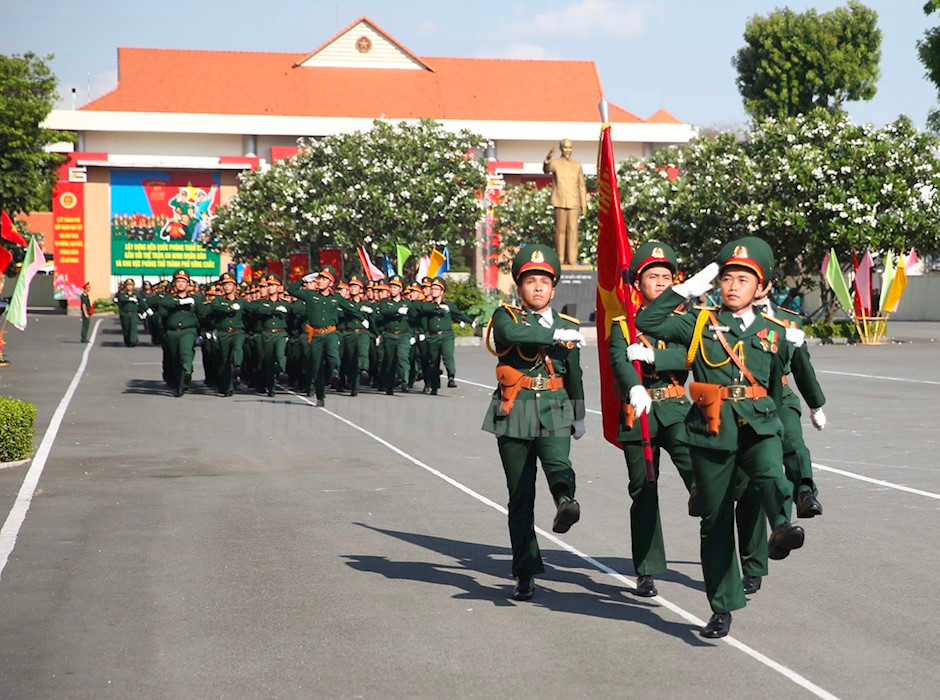 Đội quân kỳ diễu hành qua lễ đài