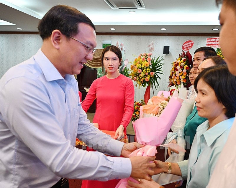 Giám đốc Sở Thông tin và Truyền thông Lâm Đình Thắng tặng hoa chúc mừng các cá nhân. (ảnh: S. Hải)