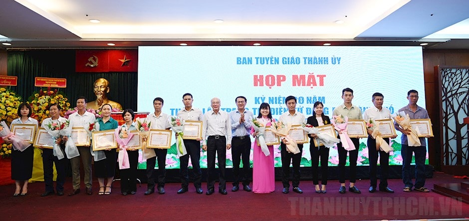 Đồng chí Phan Nguyễn Như Khuê và đồng chí Lâm Đình Thắng chúc mừng các cá nhân nhận Giấy khen của Ban Tuyên giáo Thành ủy TP.HCM. (ảnh: S. Hải)