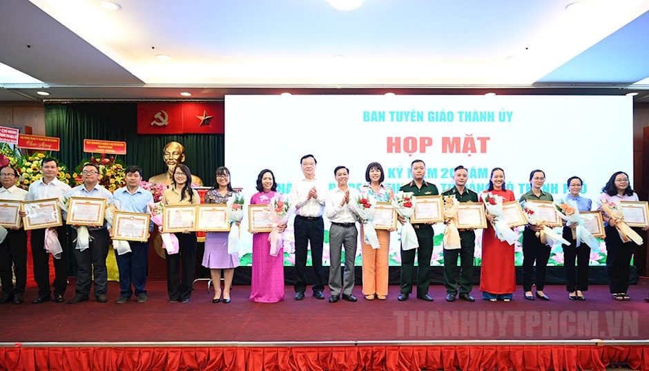 Đồng chí Lê Hồng Sơn và đồng chí Nguyễn Thọ Truyền chúc mừng các cá nhận được nhận Giấy khen. (ảnh: S. Hải)