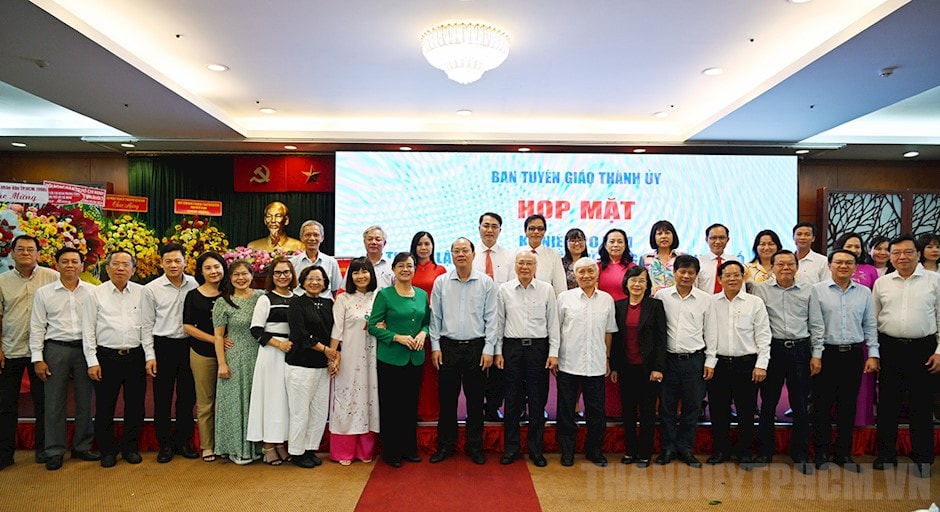 Các đại biểu chụp hình lưu niệm tại buổi họp mặt. (ảnh: S. Hải)