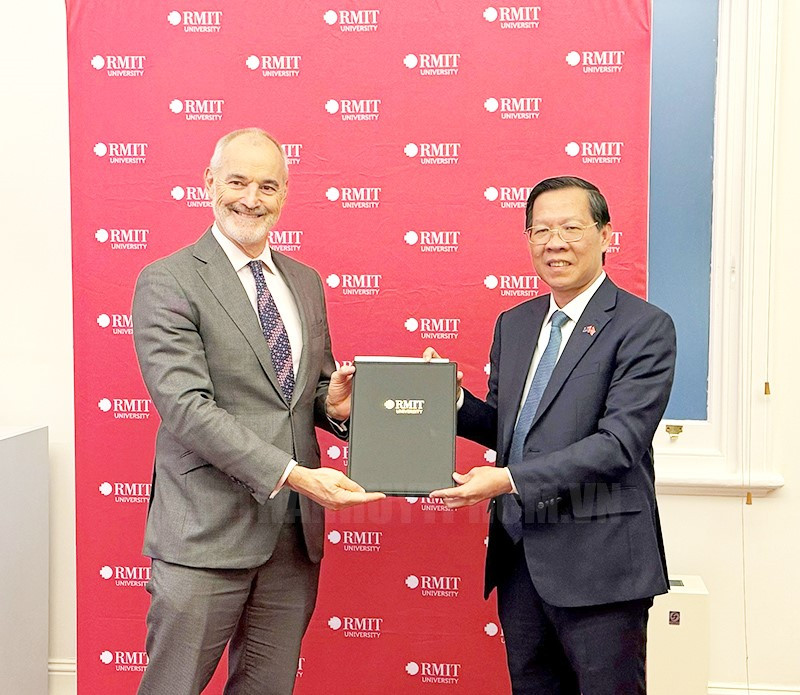 Chủ tịch UBND TP.HCM Phan Văn Mãi trao giấy chứng nhận đầu tư cho trường Đại học RMIT