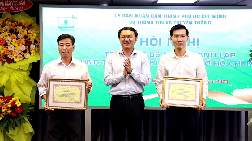 Giám đốc Sở Thông tin và Truyền thông Lâm Đình Thắng tặng giấy khen cho 02 phòng chức năng của Trung tâm Báo chí Thành phố. 